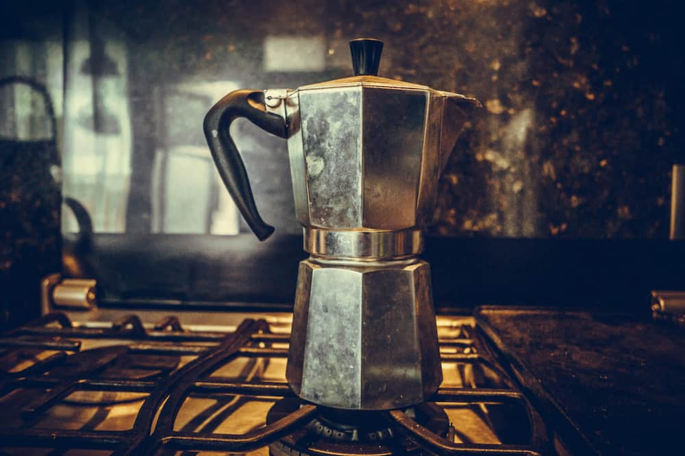 Photo d'une cafetière italienne sur une plaque de gaz