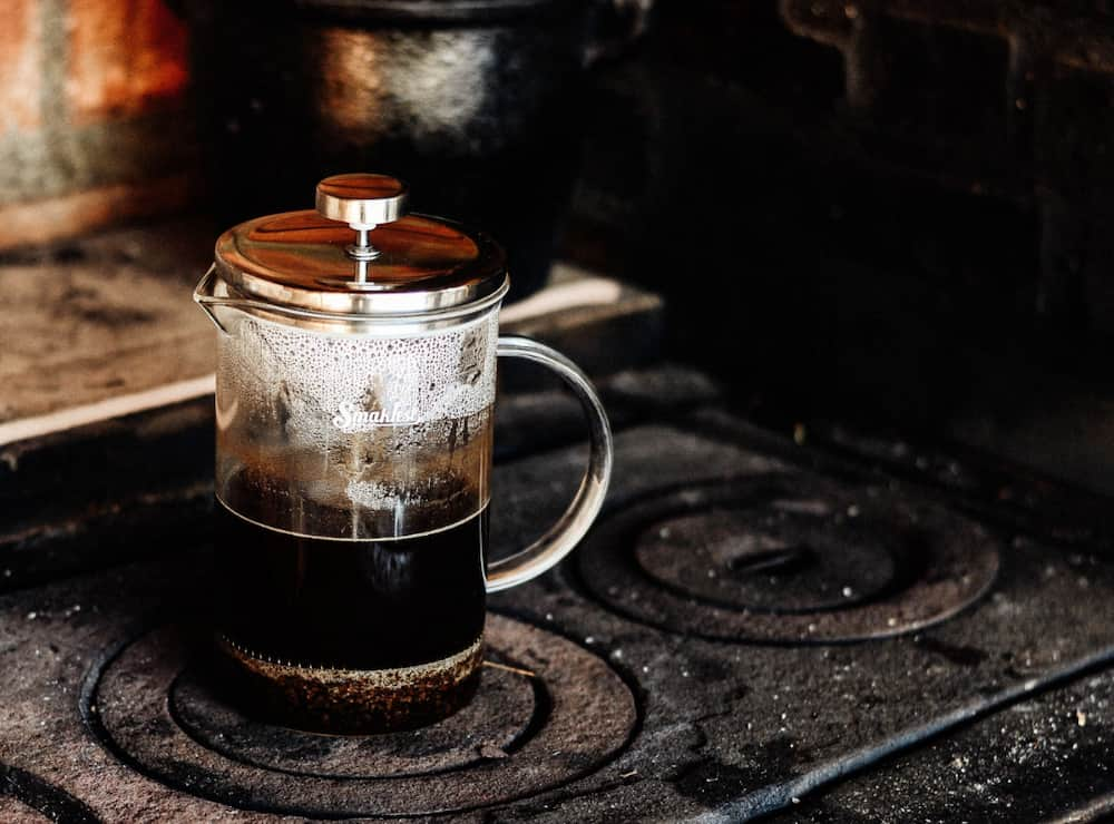 Photo d'une cafetière à piston sur une plaque de gaz